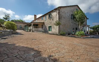 an old stone building with a cobblestone street at Casa do Cruceiro in As Galanas