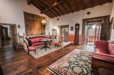 a living room with a red couch and a table at Casa Grande de Rosende in Sober