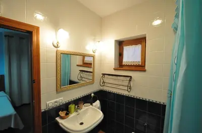a bathroom with a sink and a mirror at Hotel Rural Aguallevada in Paramio