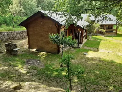 a small building in a yard next to a house at La Albarina in Galende