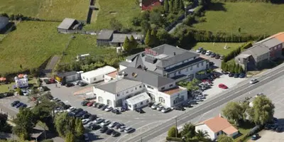an aerial view of a parking lot with a large building at Hotel Barreiro in Leira