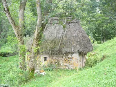 an old stone building with a grass roof at La Corona del Auteiro in Valle de Lago