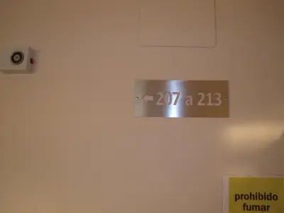 a sign on a wall that sayspendula hunter at Pensión Residencial Platas in O Pedrouzo