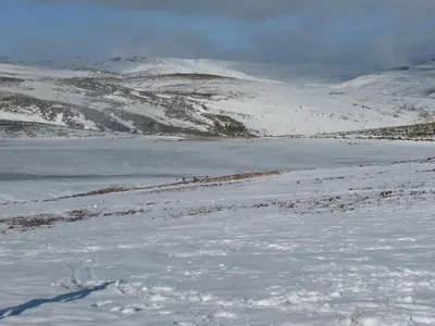 a snow covered field with a body of water at Hotel tres estrellas Casa Maribona Gela in El Puente