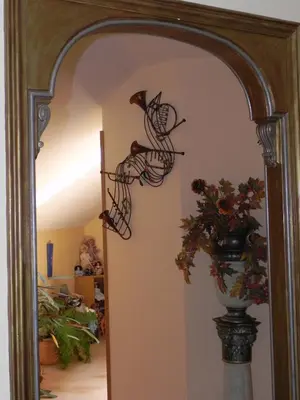 a mirror in a room with a vase of flowers at O Lar de Carmiña in Devesa