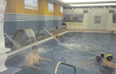 a group of children playing in a swimming pool at Apartamentos Sarga Sentirgalicia in Cabañas