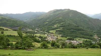 a small town in a valley in the mountains at Casa Ponce in Posada de Rengos