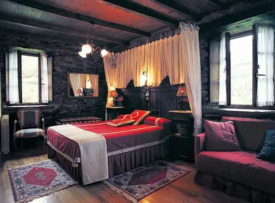 a bedroom with a bed and a couch and windows at Casa Ponce in Posada de Rengos