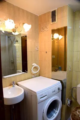 a bathroom with a washing machine and a sink at Piso Ourense Bonito y Termal in Ourense
