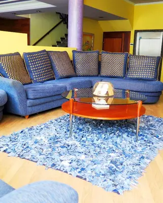 a living room with a blue couch and a red coffee table at Hotel Restaurante America in Oca