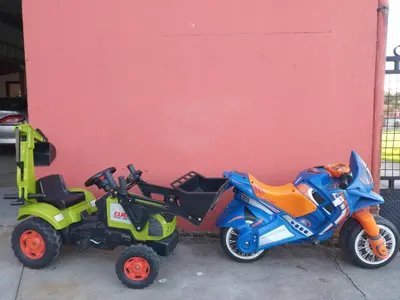 two toy motorcycles parked next to a wall at Casa Socorro in A Estrada