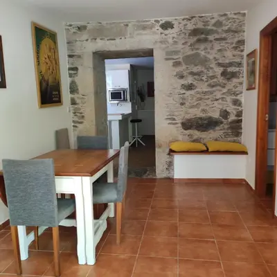 a kitchen and dining room with a table and chairs at Casa Dos Cregos in Bascuas