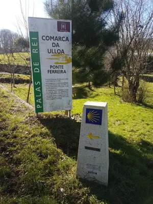 a sign in the grass next to a field at Casa da Ponte in Ferreira