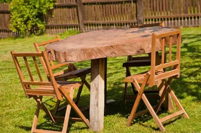 a wooden table with two chairs sitting next to it at A Casa da Torre Branca in Santiago de Compostela