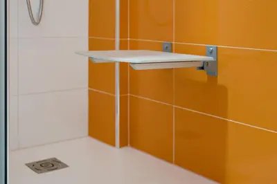 a bathroom with orange and white tiles and a shower at A Chousa in Arzúa