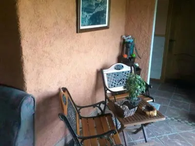 a patio with a table and chairs and a plant at O ollo do Mar in Viveiro