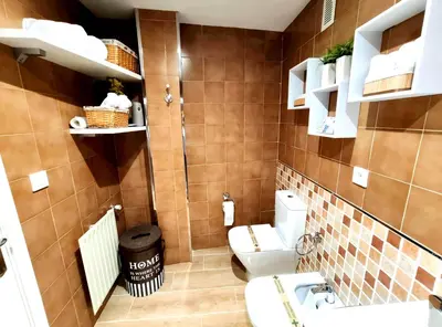 a bathroom with a toilet and a sink at Apartamento DACTONIUM - Ribeira Sacra in Monforte de Lemos