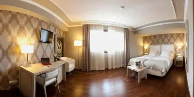 a hotel room with a bed and a desk and a computer at Hotel Os Olivos in Guísamo