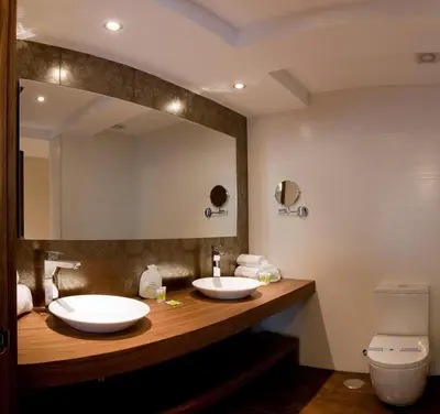 a bathroom with two sinks and a large mirror at Hotel Os Olivos in Guísamo