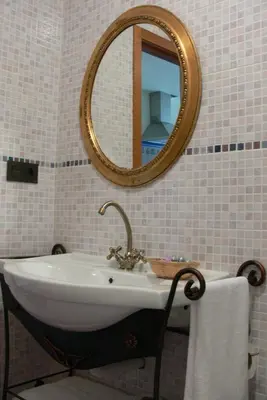a bathroom with a sink and a mirror at Apartamentos El Valledor in Tremado