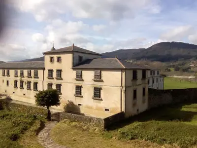 an old building on the side of a hill at Solaina Parking gratuito in Viveiro