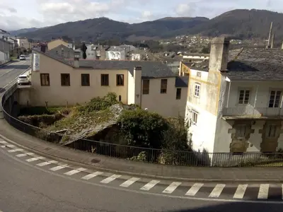 a house on the side of the road at Solaina Parking gratuito in Viveiro