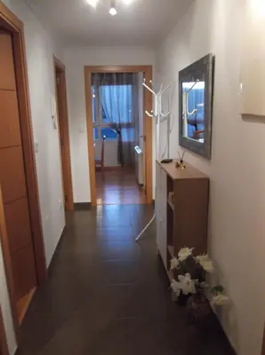 a living room with a hallway with a table and a mirror at Solaina Parking gratuito in Viveiro