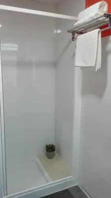 an empty room with a closet and a door at Albergue Boente in Boente