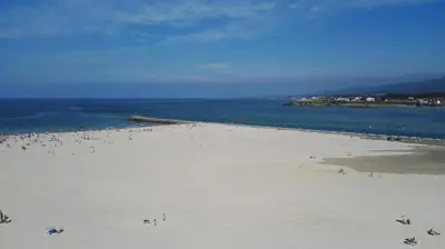 a group of people on a beach near the ocean at Tres dormitorios con magníficas vistas al mar in Foz