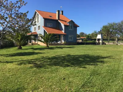 a house with a large yard with green grass at Villa Dorneda in Oleiros