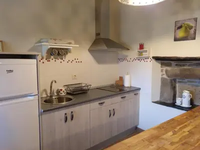 a kitchen with a sink and a refrigerator at CASA RURAL Calma del Lago in Triufé