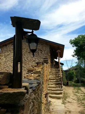 a stone house with a light on the side of it at CASA RURAL Calma del Lago in Triufé
