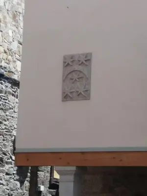 a white wall with a picture on top of it at Casa Blanquita in Molinaseca