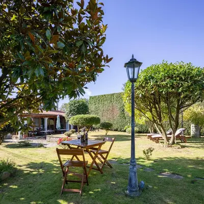 a table and a street light in a yard at Casa Rural Dona María in Ordes