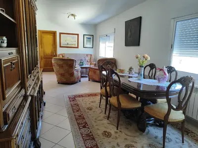 a dining room with a table and chairs at CASA DE CAMPO TRANQUILA EN VILAR CERCA DE SANTIAGO in Touro
