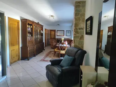 a living room with a couch and a table at CASA DE CAMPO TRANQUILA EN VILAR CERCA DE SANTIAGO in Touro