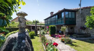 a garden in front of a building with flowers at Casa de Marcelo in Padrón