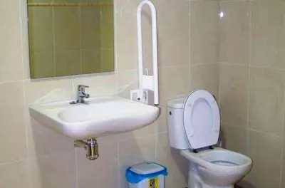 a bathroom with a sink and a toilet at Albergue Los Caminantes 2 in Arzúa