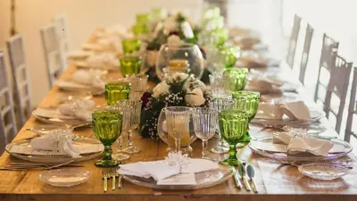 a long table with green glasses and napkins at Casa de Amancio in Lavacolla