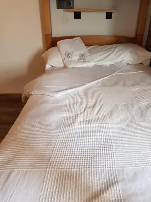 two beds sitting next to each other in a bedroom at Albergue Savior in Lourenzá