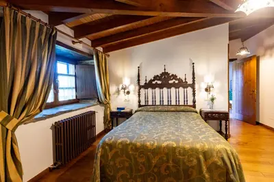 a bedroom with a bed and a window at Naturlar Casa do Cura in Beigondo