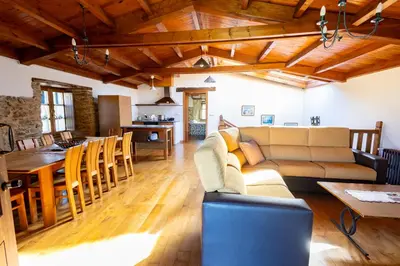 a living room with a couch and a table at Naturlar Casa do Cura in Beigondo