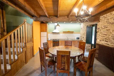 a kitchen and dining room with a table and chairs at Naturlar Don Benito in Arnego