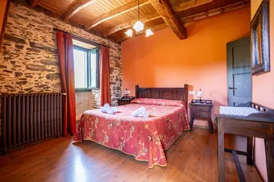 a bedroom with a bed and a wooden floor at Naturlar Don Benito in Arnego