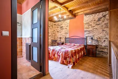 a bedroom with a bed in a room at Naturlar Don Benito in Arnego