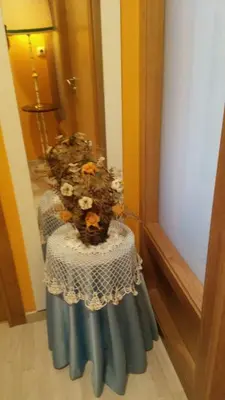 a table with flowers on it in a room at Pensión Casa Frade in Arzúa