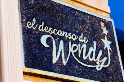 a sign that says all occasions are wanted at El Descanso de Wendy in Astorga