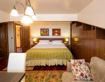 a hotel room with a bed and a couch at El Descanso de Wendy in Astorga