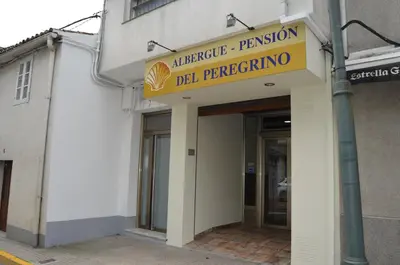 a building with a sign for a del preparationo at Del Peregrino in Arzúa