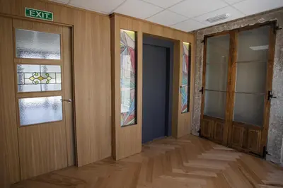 an empty hallway with two doors and a window at Hotel Novoa in Sarria